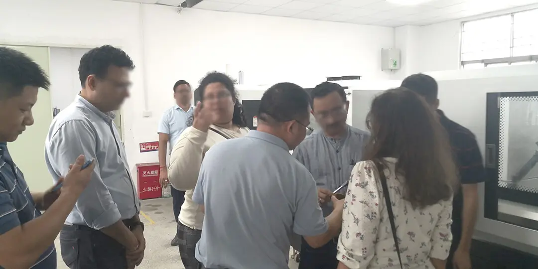 Khách hàng ngành trang sức Ấn Độ đến nhà máy để khảo sát; họ đánh giá cao chất lượng thiết bị và khen ngợi dịch vụ đào tạo của chúng tôi