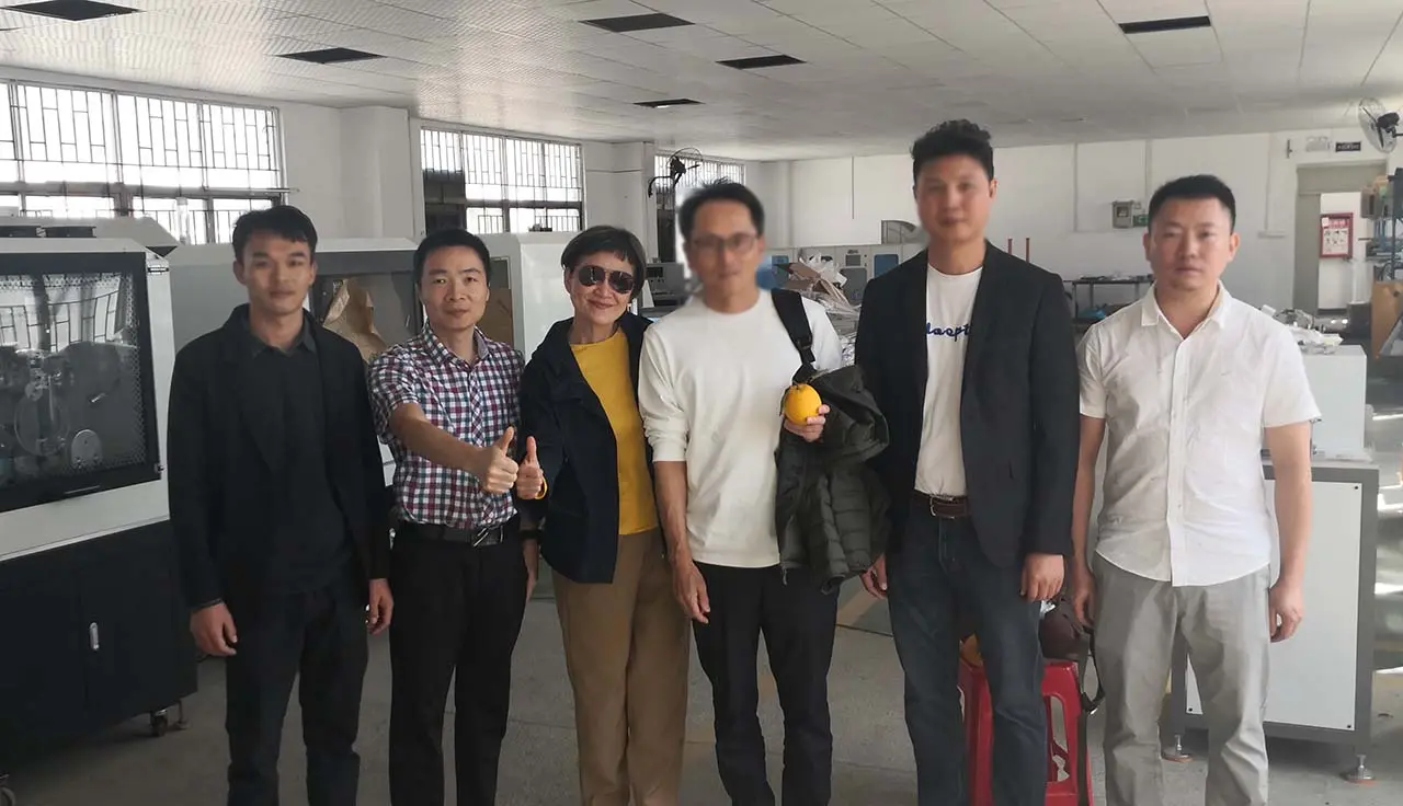 Khách hàng kinh doanh trang sức Nhật Bản đã đến thăm nhà máy và đặt mua máy móc của chúng tôi.