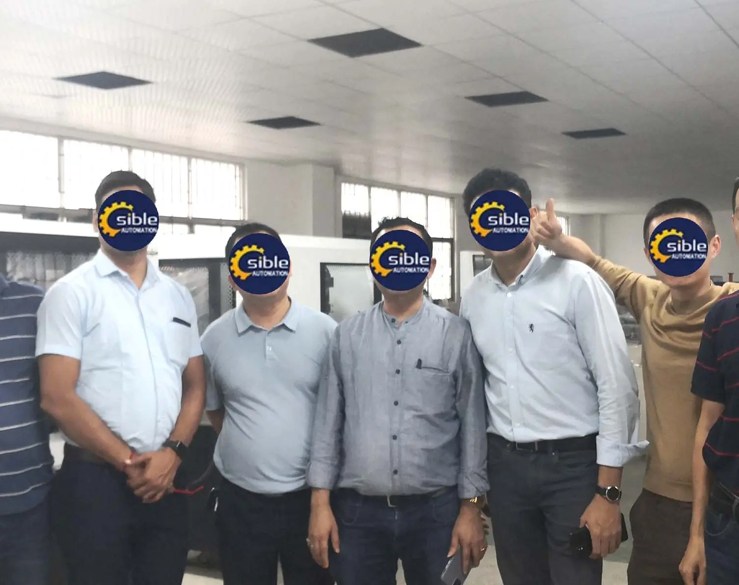 Khách hàng kinh doanh trang sức từ Ấn Độ đã đến nhà máy của chúng tôi để kiểm tra và tìm hiểu.