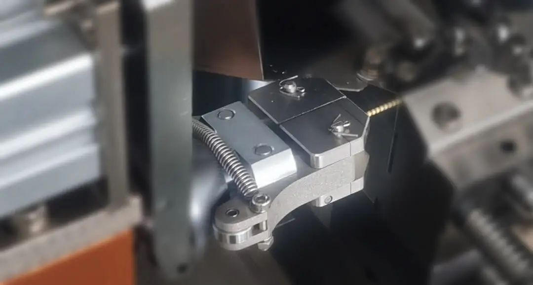 Đồ gá đẩy bi trang sức có độ chính xác cao, có chức năng cấp và giữ cố định các viên bi trong quá trình cắt kim cương trên máy CNC.
