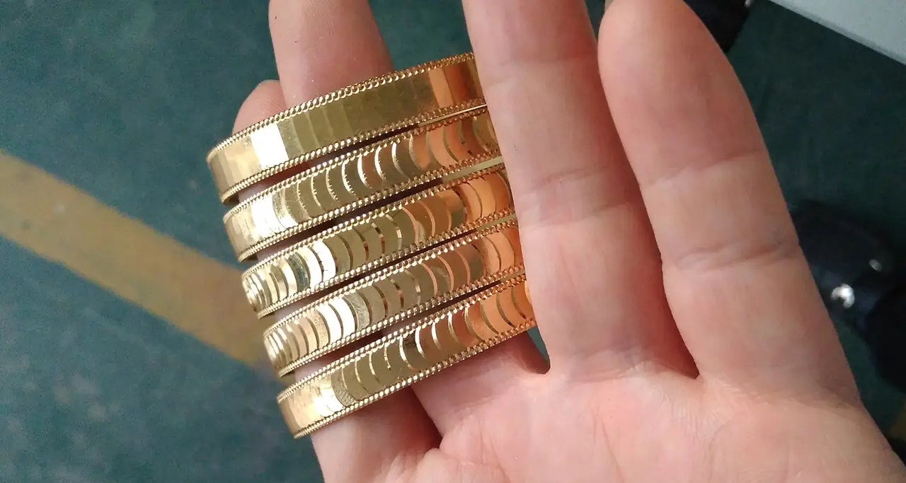 Máy CNC làm vòng tay không hao phí với thiết kế thanh trượt, vít và thân máy được bịt kín hoàn toàn, cùng với hệ thống tái chế vật liệu cửa trước giúp giảm thiểu hao phí vật liệu.