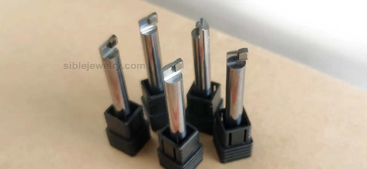 Dụng cụ CNC gắn đầu kim cương (tự nhiên hoặc nhân tạo) dùng để chạm khắc và gắn đá trong chế tác trang sức, đảm bảo độ chính xác cao.