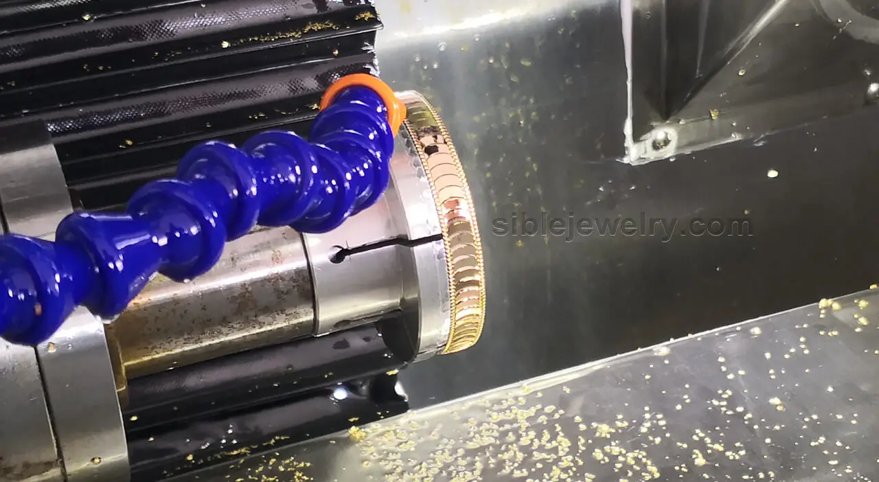 Máy CNC sản xuất vòng tay trang sức Sible với hệ điều hành Windows và lập trình không cần mã lệnh để sản xuất vòng tay tự động.
