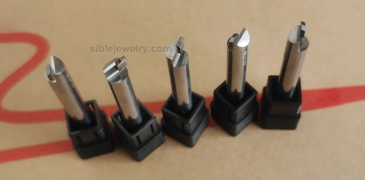 Dụng cụ cắt kim cương CNC độ chính xác cao, với kích thước kim cương từ 0,25mm đến 8mm và cán bằng thép không gỉ kết hợp carbide, phục vụ chế tác trang sức bền bỉ.