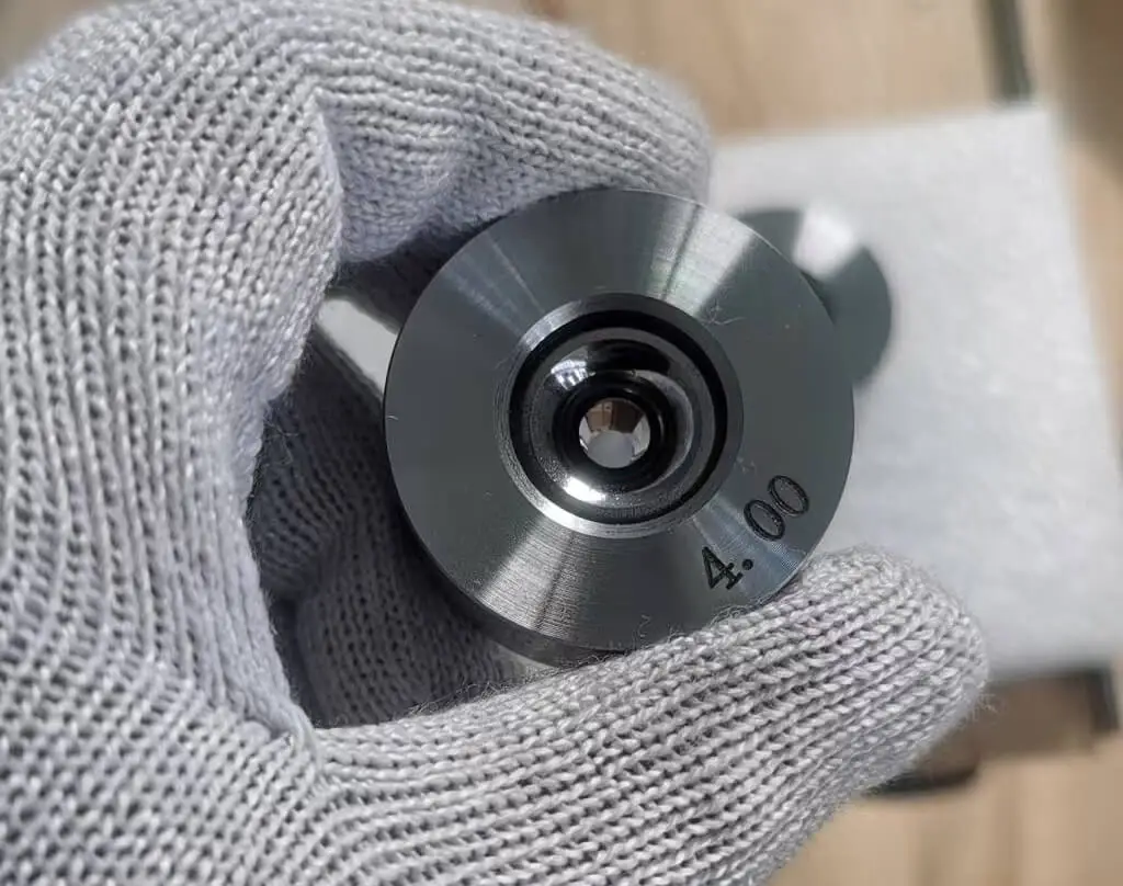 So sánh khuôn kéo dây bằng tungsten carbide và kim cương PCD; cả hai đều có cạnh sắc và khả năng chống mài mòn.